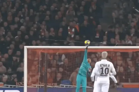 Keylor Navas se lució y el PSG ganó 2-0