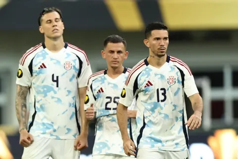 Costa Rica contra las cuerdas.