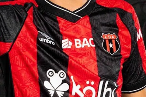 Perdió a su padre, casi abandona el fútbol y hoy es el refuerzo estrella de Alajuelense: "No tuve para comer"