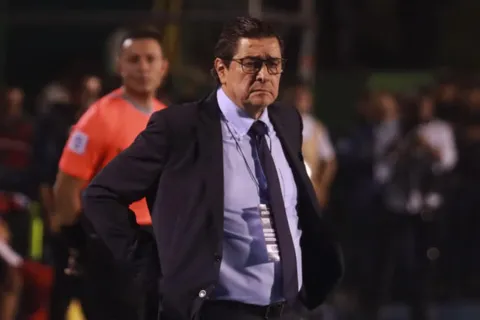 “Me voy molesto”: Luis Fernando Tena no duda en señalar al responsable de la derrota de Guatemala vs El Salvador