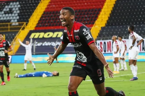 Alajuelense trabaja en recuperar a su goleador
