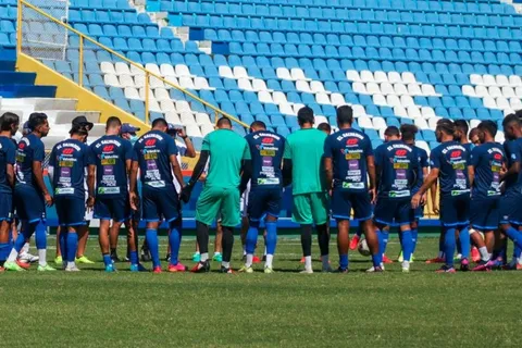 El Salvador suma una nueva baja para enfrentar a México