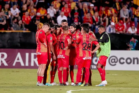 Herediano no tendría a todos sus titulares contra Robinhood. (Foto: X)