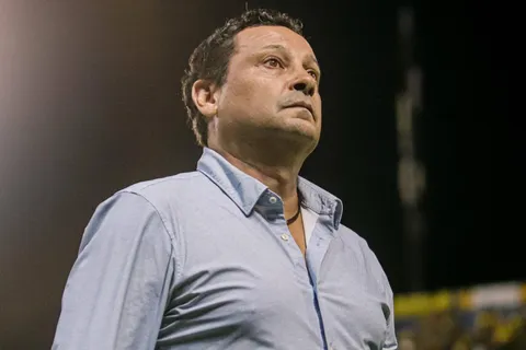"No me pongo en subasta": Jeaustin Campos explota por los últimos rumores de su futuro