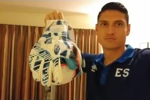 Arquero de El Salvador explica su curioso saque de manos en Copa Oro