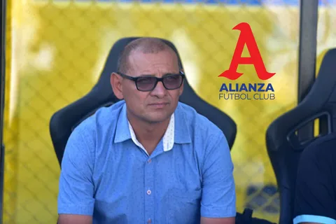 Jorge Rodríguez en el banco de Alianza FC.
