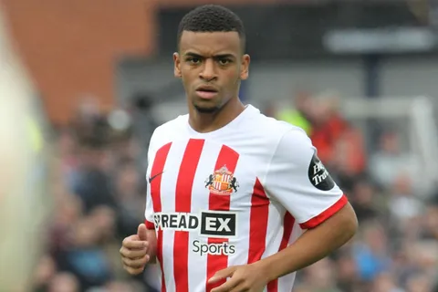 Jewison Bennette, bajo presión: el desafío que le impuso su DT para seguir en Sunderland