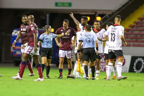Desborde: desde Alajuelense apuntan a Mariano Torres y piden una fuerte sanción