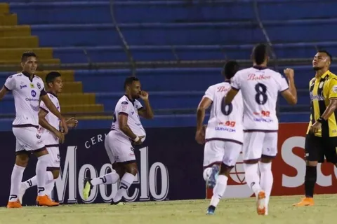 Armando Polo se mandó este golazo y Tauro avanzó
