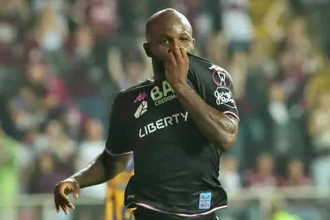 javon-east-saprissa-besando-escudo
