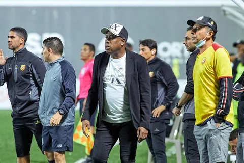 Hernán Medford explota contra los árbitros: "Se creen Messi o Cristiano Ronaldo"