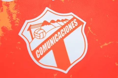 Comunicaciones causó polémica al presentar su tercer uniforme de la temporada