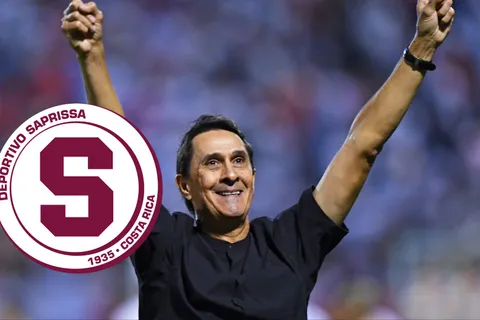 Alexandre Guimaraes alza los brazos con una sonrisa.