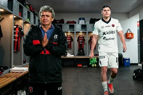 Alajuelense rompe el silencio: el club revela qué pasó entre Machillo Ramírez y Ronaldo Cisneros en el camerino