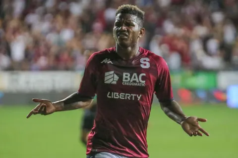 Fidel Escobar lidera estadística mundial con el Saprissa