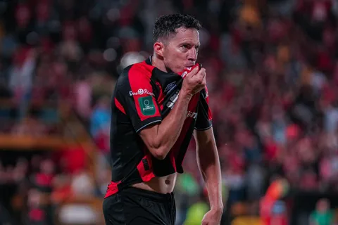 Bryan Oviedo analiza diferentes ofertas.