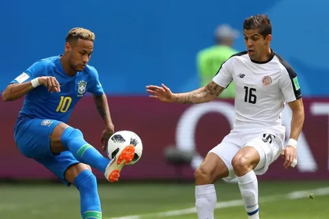 Brasil sufrió y ganó con goles en el agregado