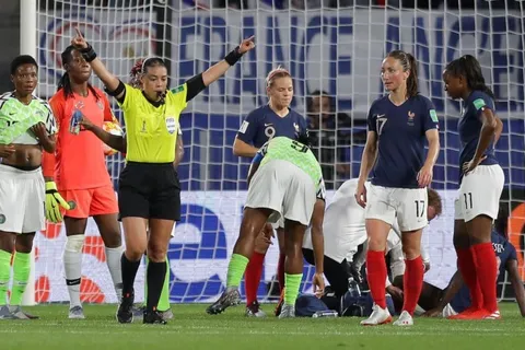 Árbitra hondureña fue 2 veces al VAR en misma jugada del Mundial Femenino