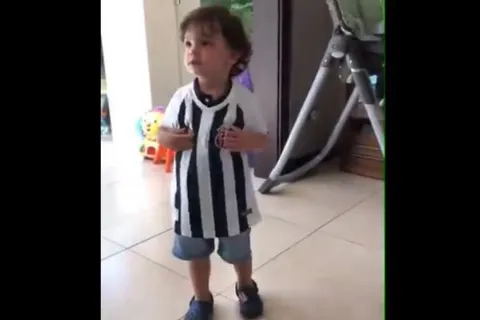 El Capi volvió a casa con regalos y la reacción de Benji encantó a Santos