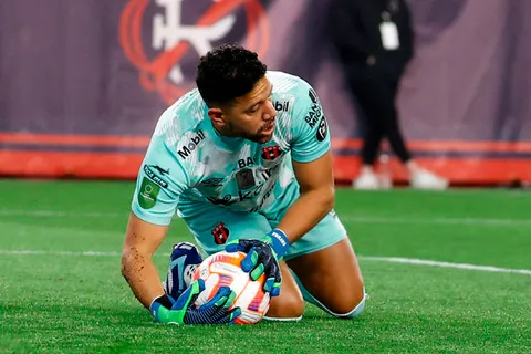 Leonel Moreira sufrió el ataque del New England Revolution. (Foto: Getty Images)
