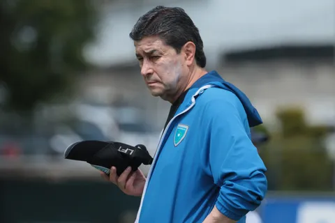 Luis Fernando Tena mete presión a sus jugadores antes de los juegos cruciales de Guatemala