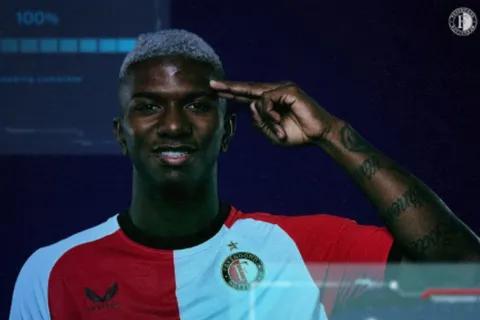 El reconocimiento de Feyenoord a Alajuelense en la futurista presentación de Jeyland Mitchell