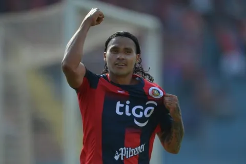 El Gullit Peña deja FAS de El Salvador para jugar en Guatemala