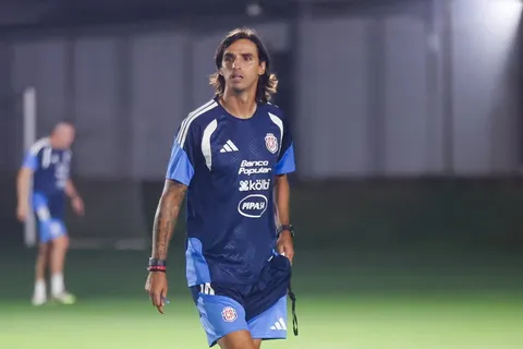 Bryan Ruiz, DT (por ahora interino) de Costa Rica.