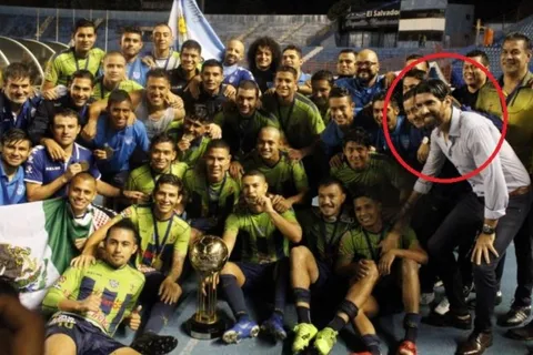 ‘Loco’ Abreu gritó “campeón” en El Salvador como DT y jugador