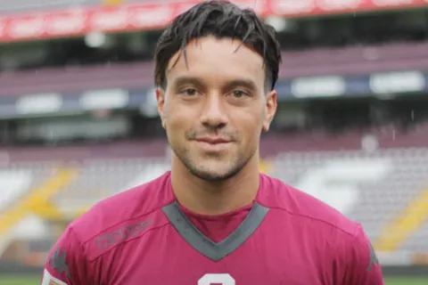 Christian Bolaños renueva contrato con Saprissa
