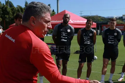 Suárez lamenta que se juegue en cancha sintética y que no haya VAR