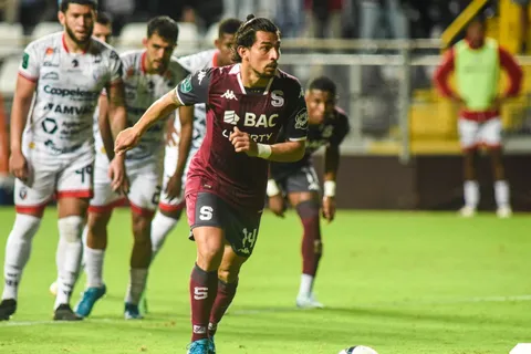 Saprissa ganó gracias a una decisión del VAR.