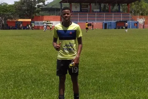 Es hijo de un futbolsita colombiano, juega en Guatemala y fue convocado con El Salvador