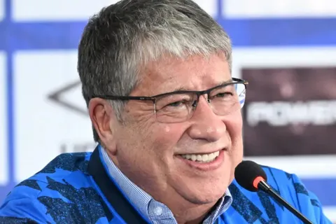 Bolillo Gómez en El Salvador.
