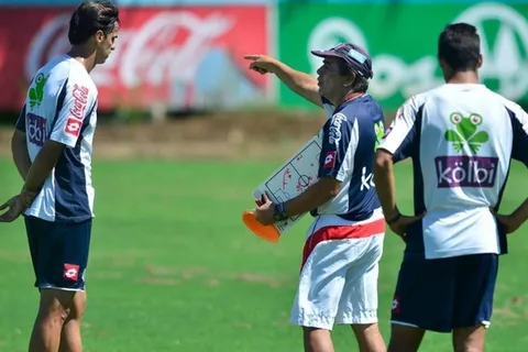 Bryan Ruiz pudiera reencontrarse con Pinto y no en la Sele
