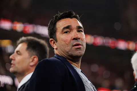 Deco afirma que el Barcelona no debe obsesionarse con un ‘9’ clásico y señala alternativas internas
