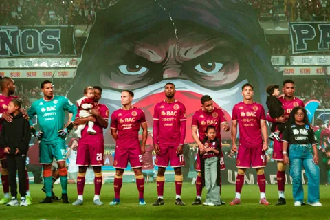 Futbolista de Saprissa es atacado.