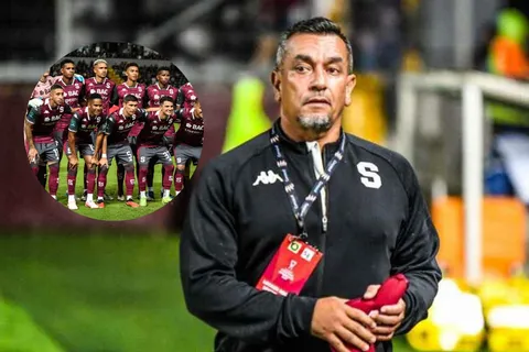 José Giacone en el banco de Saprissa y la alineación.