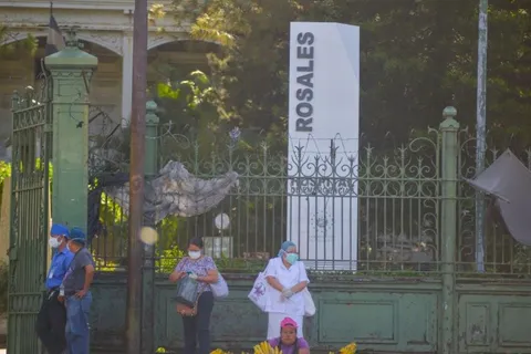 Médicos de El Salvador confirman que hospitales ya están colapsados
