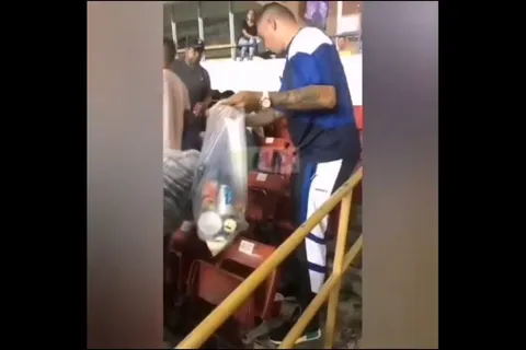 Blas Pérez recogió basura en el Rommel Fernández