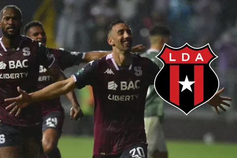 Mariano Torres festeja el 3-0 convertido en el último Clásico Nacional.