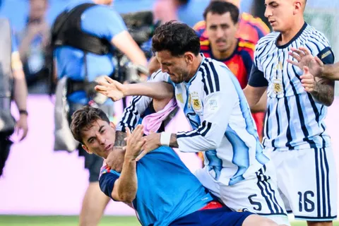 A Gavi le preguntaron si FIFA debe castigar a Leandro Paredes por golpearlo y su respuesta sorprendió al mundo