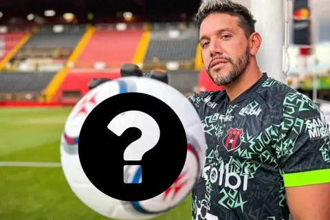"Bienvenido": Leo Moreira se olvida de Alajuelense y ya viste los colores de su nuevo equipo