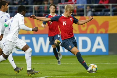 Reapareció en Champions el noruego de los 9 goles a Honduras en Mundial Sub 20