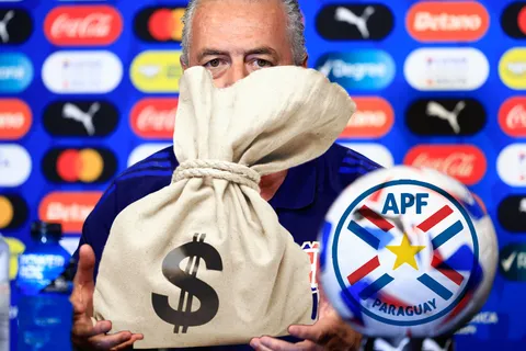 Gustavo Alfaro es tentado con millones de dólares.