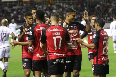 Bryan Ruiz seguirá "presente" en Alajuelense por tiempo indefinido