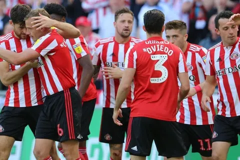 Bryan Oviedo hizo esto y Sunderland se complica