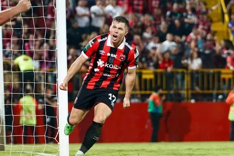 Carlos Mora no se olvida de Alajuelense.