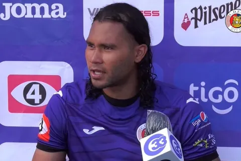 Gullit Peña: "Se está haciendo buena química dentro y fuera de la cancha"