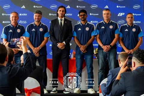 Bryan Ruiz con su cuerpo técnico de La Sele.